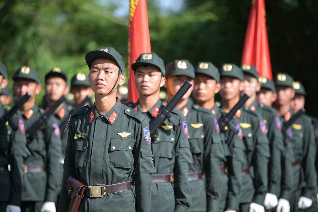 Chiến sĩ Công an bất chấp nắng nóng luyện tập cho lễ diễu binh