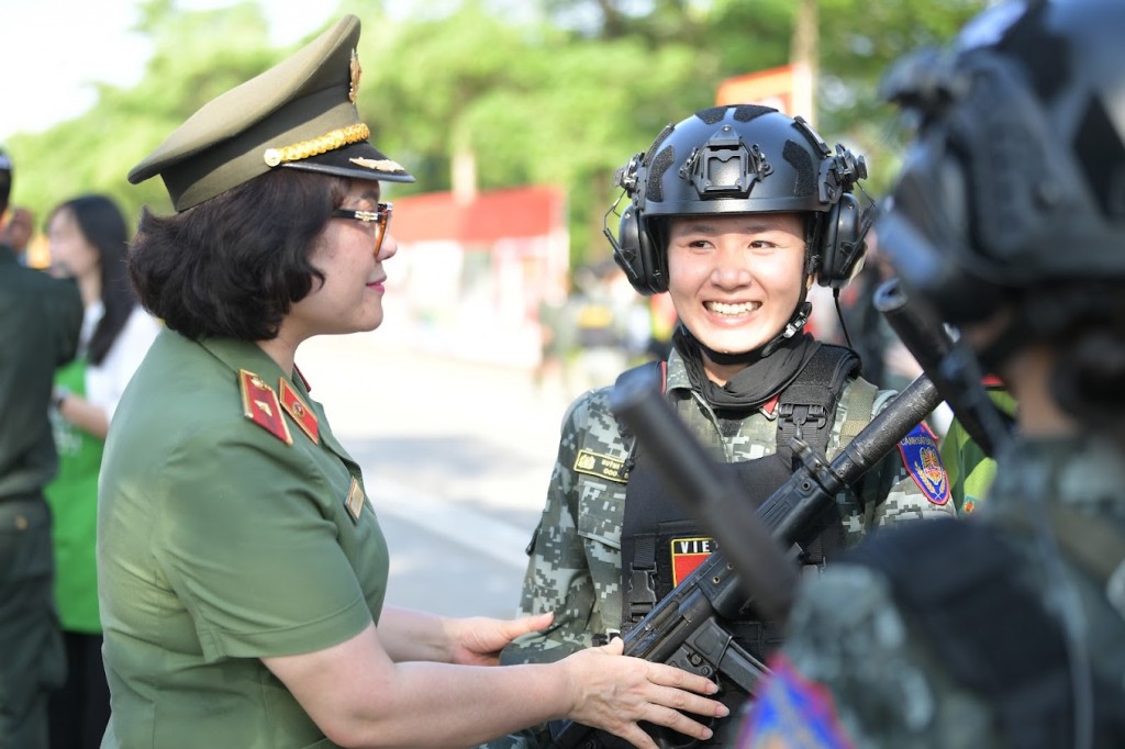 Chiến sĩ Công an bất chấp nắng nóng luyện tập cho lễ diễu binh