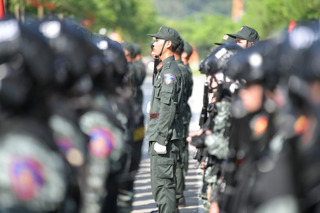 Chiến sĩ Công an bất chấp nắng nóng luyện tập cho lễ diễu binh