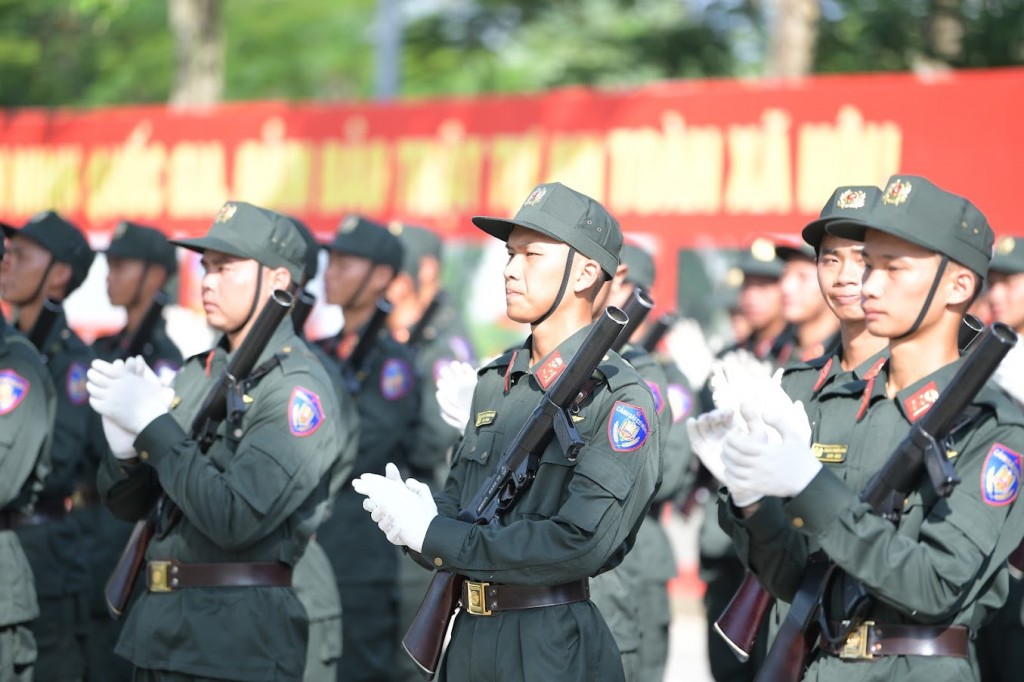 Chiến sĩ Công an bất chấp nắng nóng luyện tập cho lễ diễu binh