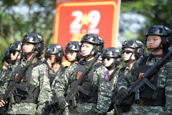 Chiến sĩ Công an bất chấp nắng nóng luyện tập cho lễ diễu binh
