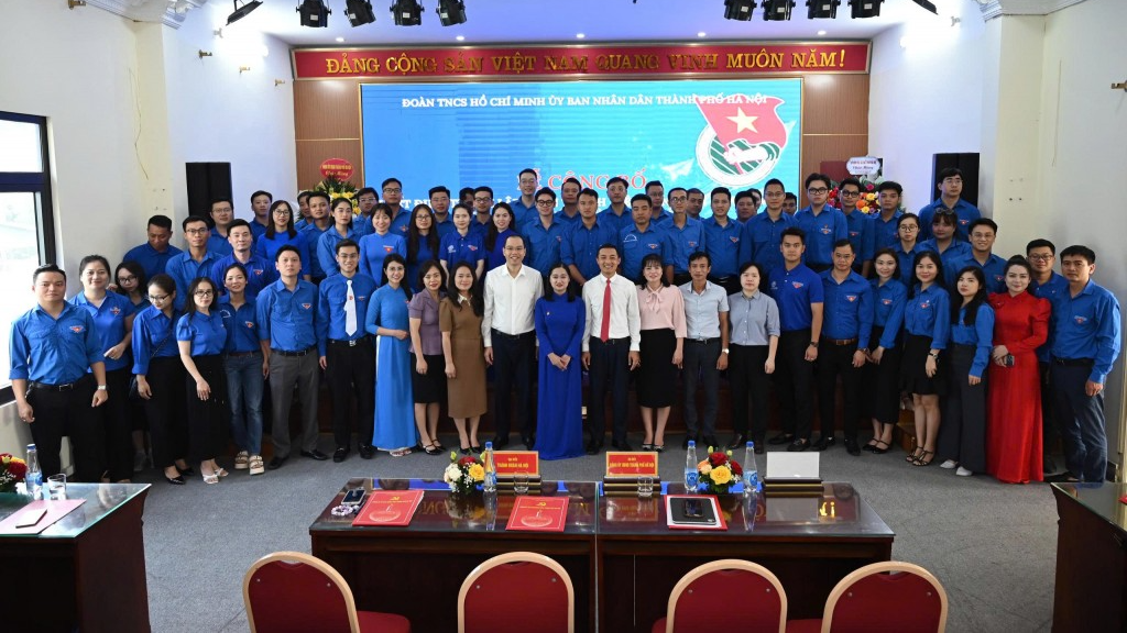 Các vị đại biểu chụp ảnh lưu niệm tại chương trình 