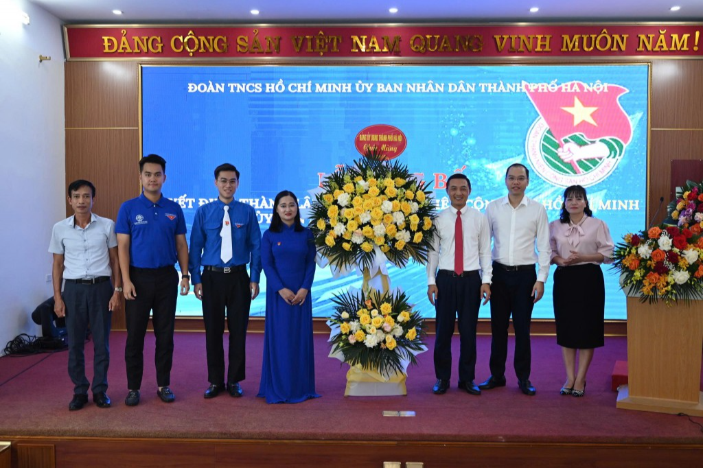 Đoàn Thanh niên UBND thành phố Hà Nội đón nhận hoa chúc mừng từ lãnh đạo Thành đoàn, Đảng ủy UBND thành phố 