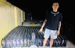 Bắt giữ đối tượng vận chuyển 384 bình khí cười ở biên giới