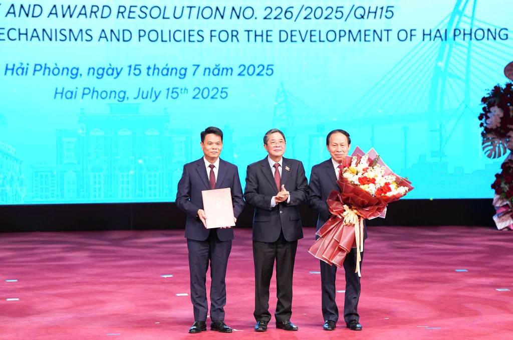 Phó Chủ tịch Quốc hội Nguyễn Đức Hải trao Nghị quyết số 226/2025/2025/QH15 của Quốc hội về thí điểm một số cơ chế, chính sách đặc thù phát triển thành phố Hải Phòng cho lãnh đạo thành phố
