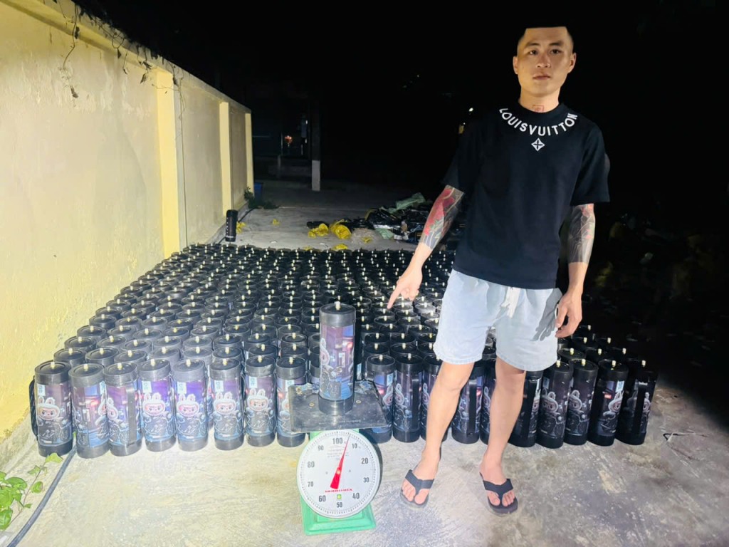 Bắt giữ đối tượng vận chuyển 384 bình khí cười ở biên giới