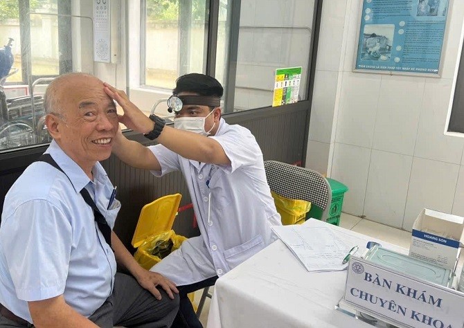 Các y, bác sĩ thăm khám cho các thương binh, bệnh binh, người có công với cách mạng, thân nhân liệt sĩ.