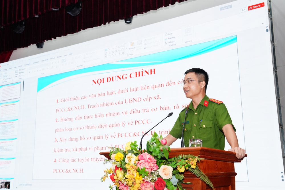 Thiếu tá Phạm Văn Huy - Phó Đội trưởng Đội Chữa cháy và CNCH khu vực số 2 truyền đạt nội dung pháp luật về PCCC