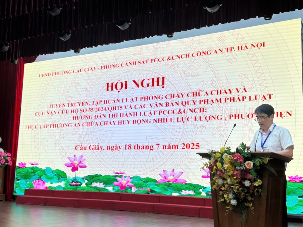 Đại diện lãnh đạo Phòng Kinh tế - Hạ tầng, đô thị thông qua nội dung, ý nghĩa của chương trình hội nghị