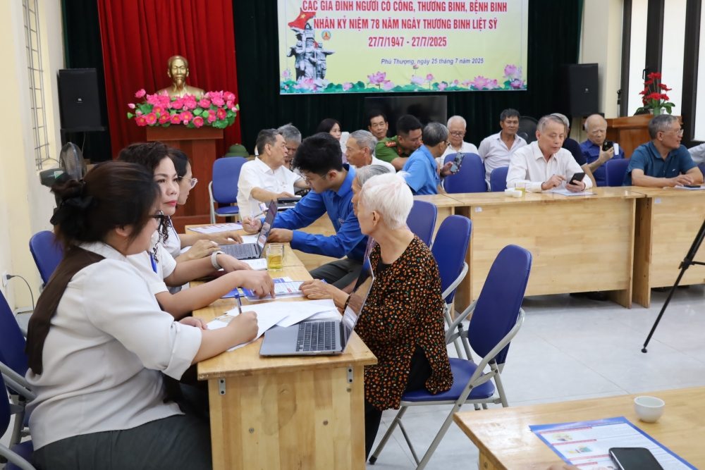 Không khí khẩn trương tại Nhà văn hoá Tổ dân phố số 10, phường Phú Thượng