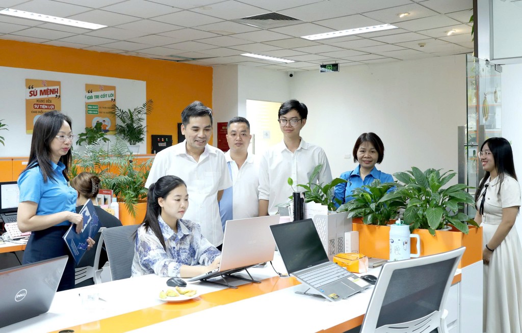 Phó Chủ tịch Thường trực phụ trách LĐLĐ thành phố Hà Nội Lê Đình Hùng trò chuyện với người lao động của Công ty TNHH Thương mại xuất nhập khẩu FANI Phó Chủ tịch Thường trực phụ trách LĐLĐ thành phố Hà Nội Lê Đình Hùng trò chuyện với người lao động của Công ty TNHH Thương mại xuất nhập khẩu FANI