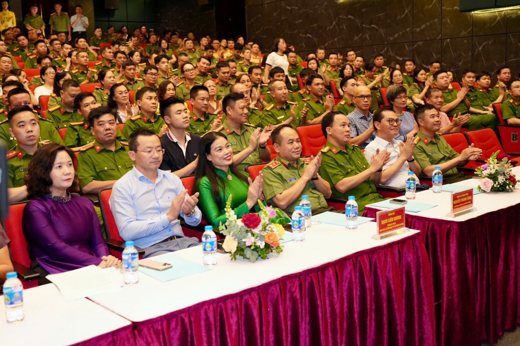 Các vị đại biểu tham dự chương trình