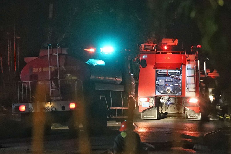 Xe chữa cháy khai thác nguồn nước từ trụ nước thành phố để nhanh chóng khoanh vùng, dập lửa