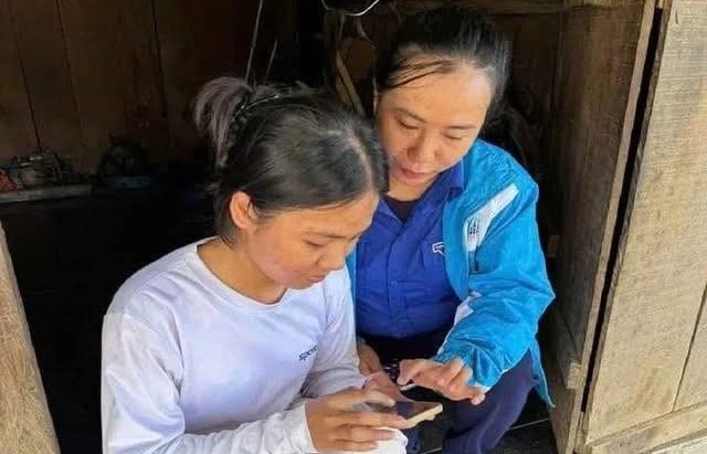 Giúp dân "xoá mù công nghệ", làm thủ tục hành chính ngay tại nhà
