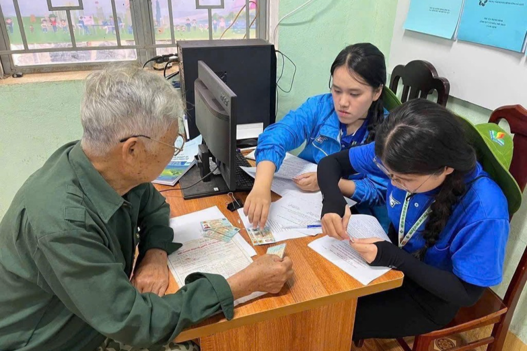 Thanh niên tình nguyện hỗ trợ người dân làm thủ tục hành chính (Ảnh CTTTWĐ)