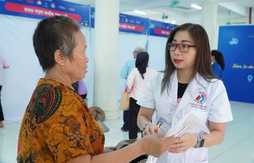 Khám bệnh, phát thuốc: Lan tỏa yêu thương ở xã đảo Minh Châu