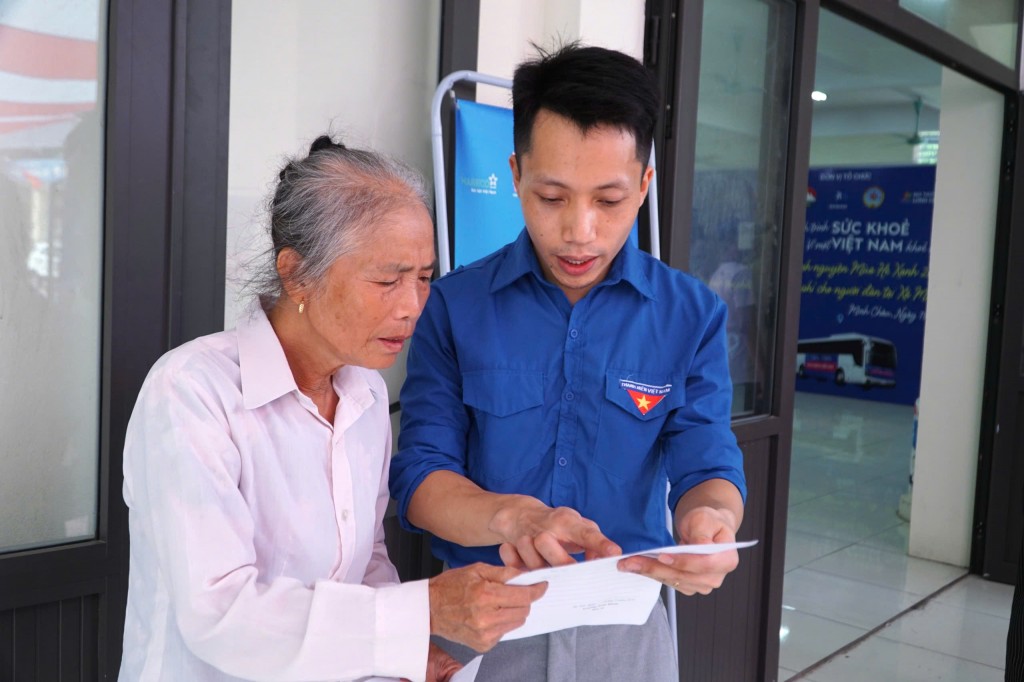 Bạn Nguyễn Hữu Trường hướng dẫn người dân
