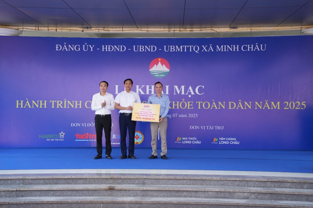 Đồng chí Ngô Vương Tuấn, Phó Tổng biên tập. báo Tuổi trẻ Thủ đô trao tặng  100 triệu đồng hỗ trợ kinh phí khám, tư vấn và phát thuốc miễn phí cho người dân