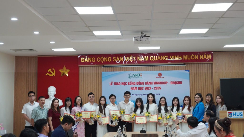Nhiều sinh viên được tiếp thêm động lực khi được trao học bổng 