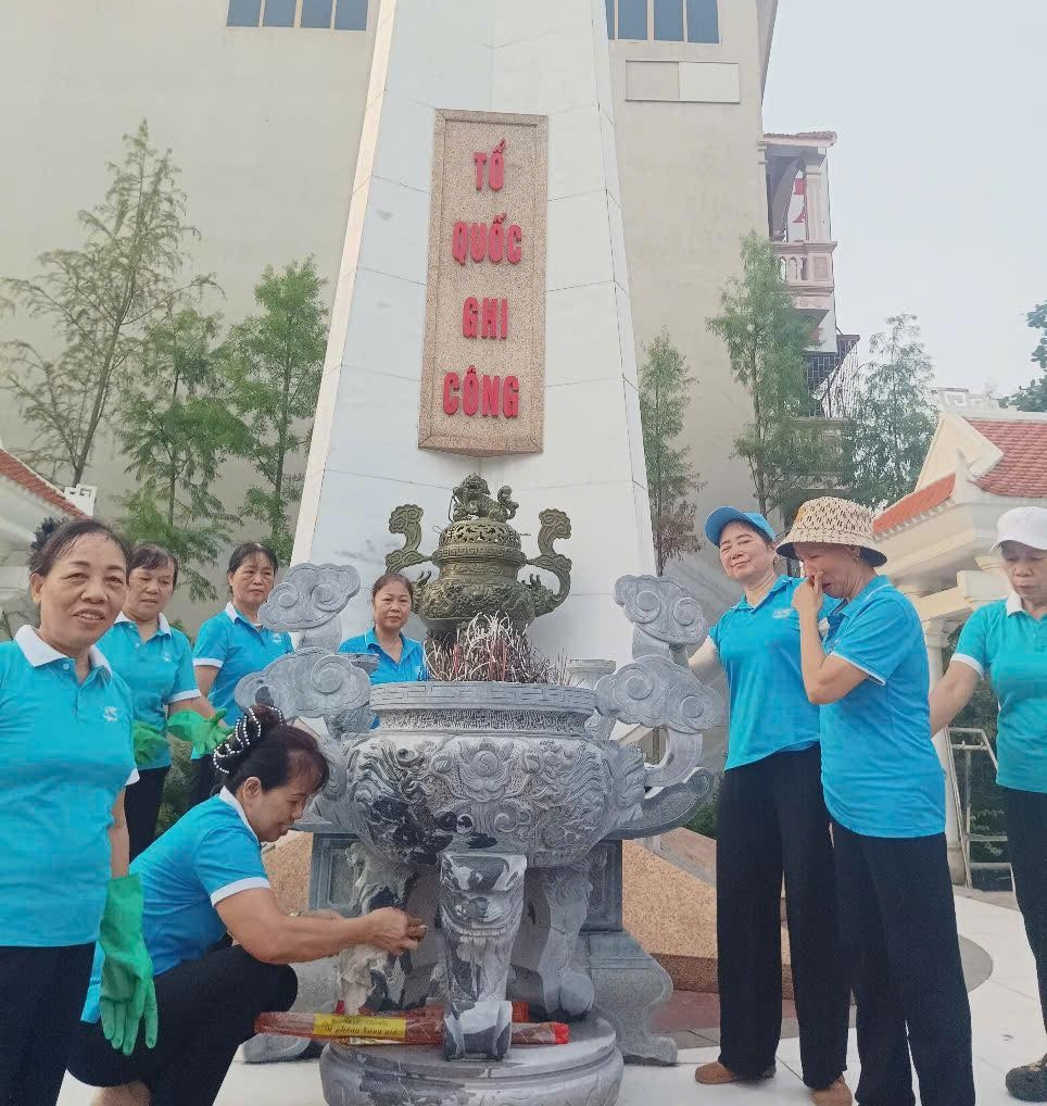 Phụ nữ phường Việt Hưng ra quân tổng vệ sinh môi trường