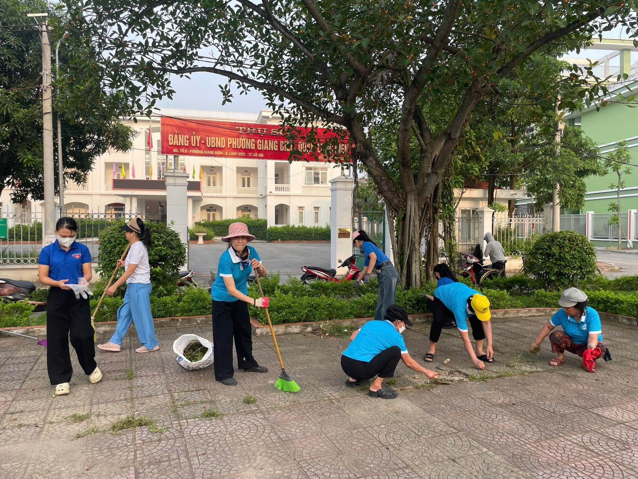 Phụ nữ phường Việt Hưng ra quân tổng vệ sinh môi trường