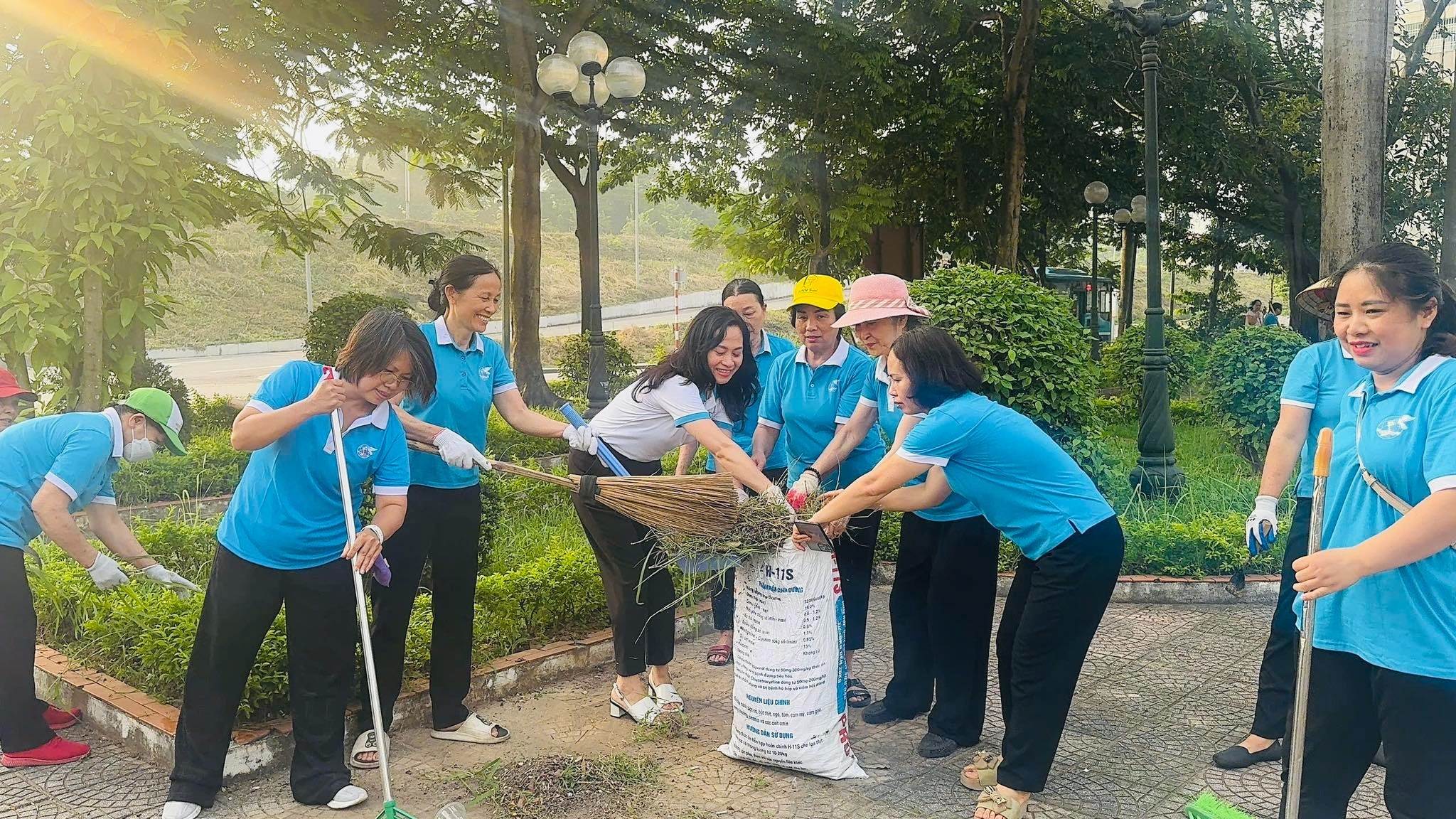 Phụ nữ phường Việt Hưng ra quân tổng vệ sinh môi trường