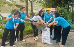 Phụ nữ phường Việt Hưng ra quân tổng vệ sinh môi trường