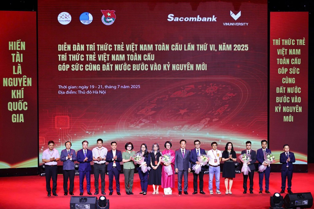 Hội đồng tư vấn và Ban điều hành các tổ thảo luận tại Diễn đàn