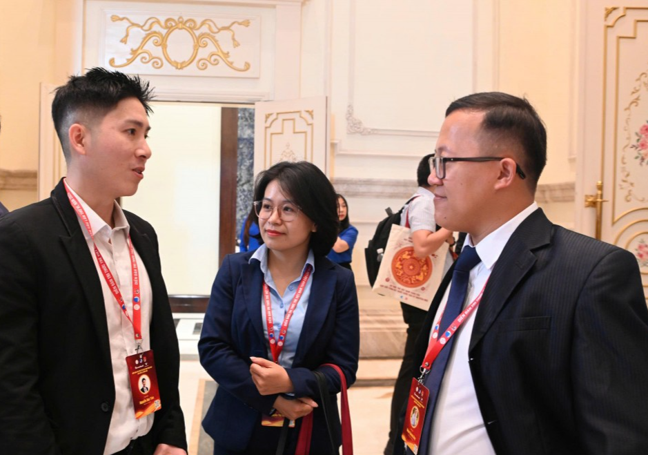 Các đại biểu trí thức trẻ trao đổi bên lề diễn đàn