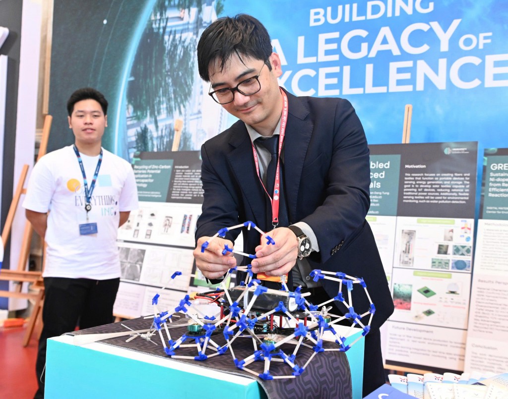 Gian trưng bày của các nhóm nghiên cứu tại Diễn đàn