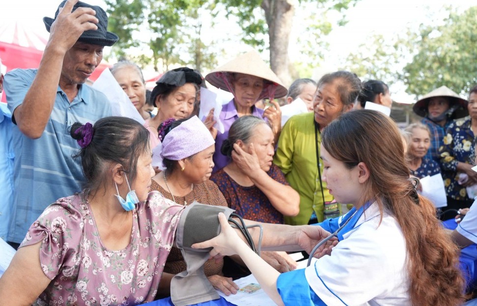 Xã đảo đón bác sĩ trẻ, niềm vui lan khắp xóm làng