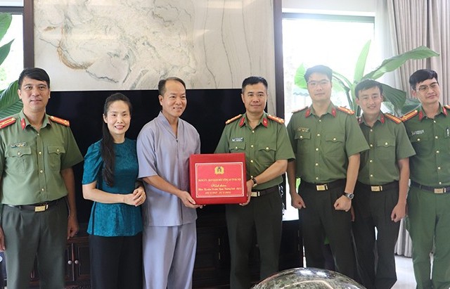 Công an TP Hà Nội thăm hỏi, tri ân các gia đình liệt sĩ