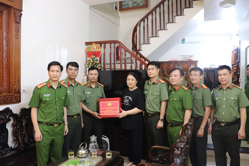 Đại tá Nguyễn Ngọc Quyền cùng đoàn công tác tặng quà thân nhân liệt sỹ Đỗ Đức Việt 