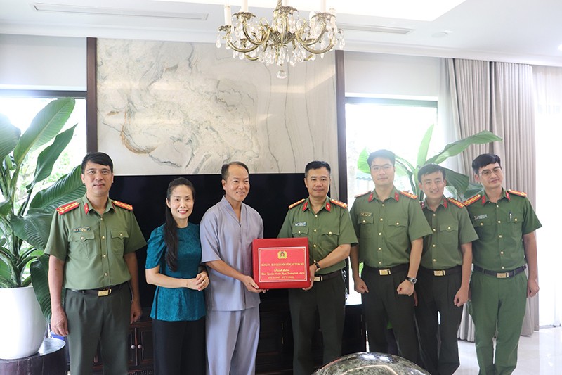 Đại tá Nguyễn Ngọc Quyền cùng đoàn công tác tặng quà thân nhân liệt sỹ Mai Thị Du