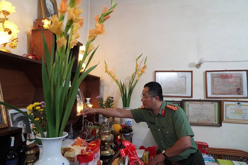 Đồng chí Đại tá Nguyễn Thành Long, Phó Giám đốc Công an TP Hà Nội dâng hương tưởng niệm Anh hùng liệt sĩ CAND Nguyễn Tài Hải.