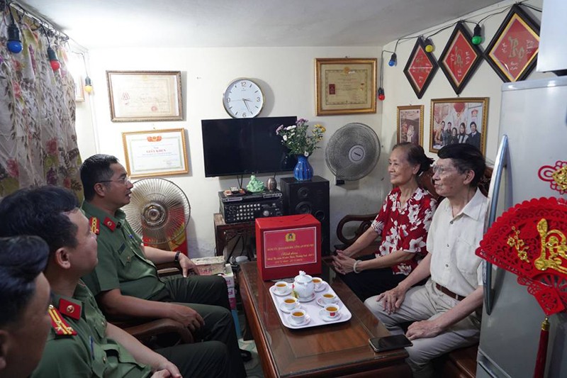 Đồng chí Đại tá Nguyễn Thành Long cùng đoàn công tác thăm hỏi, tặng quà gia đình liệt sĩ Nguyễn Tài Hải.