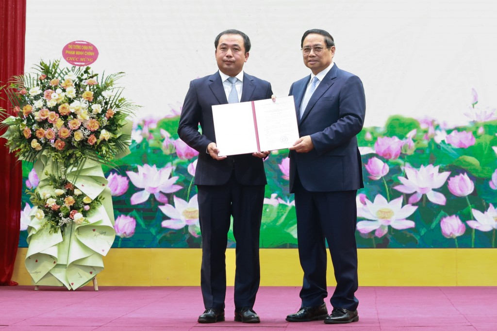 Thủ tướng Chính phủ Phạm Minh Chính trao quyết định điều động đồng chí Trần Đức Thắng về công tác tại Bộ Nông nghiệp và Môi trường, giao quyền Bộ trưởng Bộ Nông nghiệp và Môi trường - Ảnh: VGP/Nhật Bắc