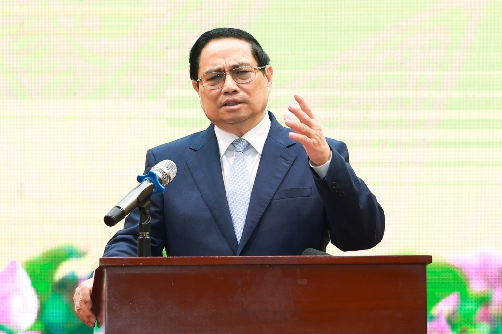 Thủ tướng Chính phủ yêu cầu đồng chí Trần Đức Thắng cùng với lãnh đạo Bộ và toàn ngành Nông nghiệp và Môi trường tiếp tục nỗ lực phấn đấu, hoàn thành các nhiệm vụ theo chức năng, nhiệm vụ, quyền hạn được giao - Ảnh: VGP/Nhật Bắc