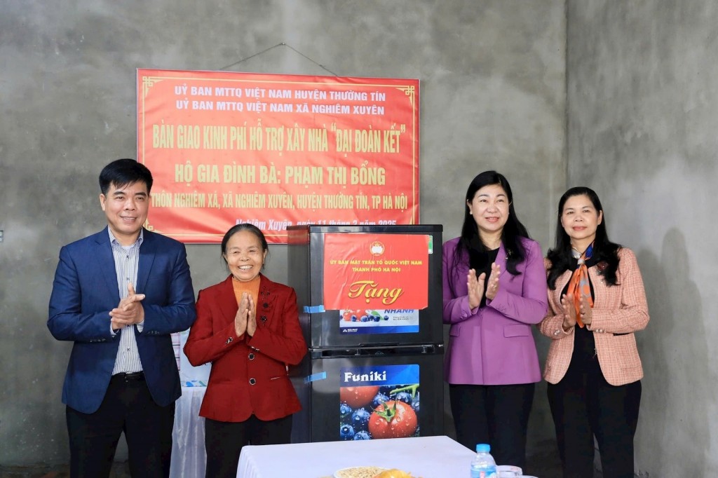 Chủ tịch Ủy ban MTTQ Việt Nam thành phố Hà Nội Nguyễn Lan Hương bàn giao kinh phí xây dựng nhà đại đoàn kết cho gia đình bà Phạm Thị Bổng