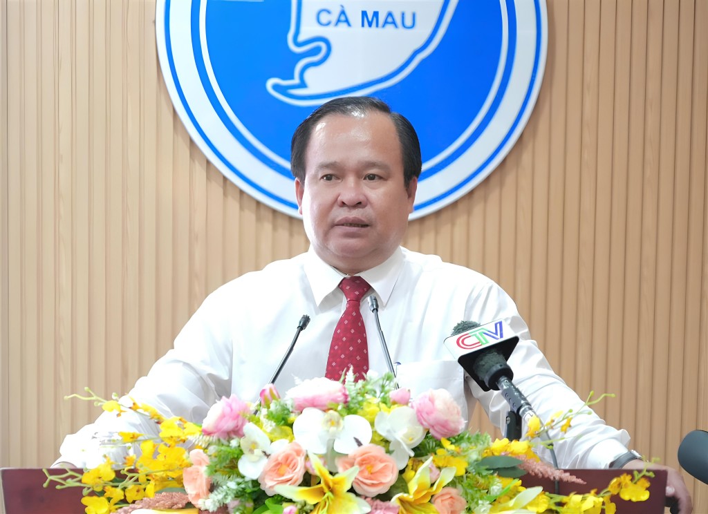 Phó chủ tịch UBND tỉnh Nguyễn Minh Luân chúc mừng các em học sinh xuất sắc được tuyên dương.