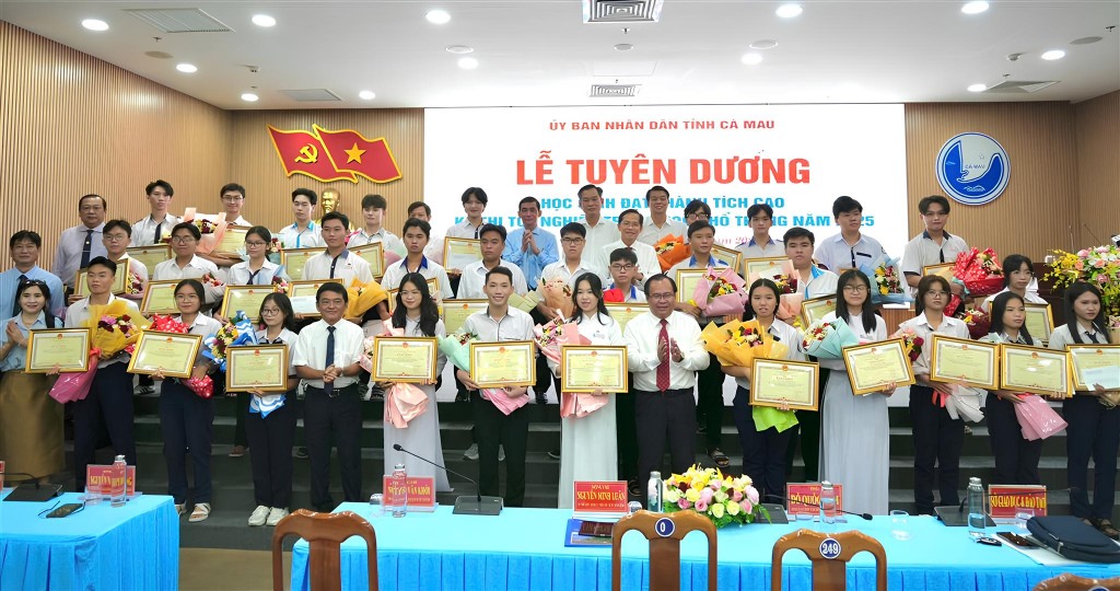 chụp ảnh lưu niệm cùng học sinh có thành tích cao tại Kỳ thi tốt nghiệp THPT năm 2025.