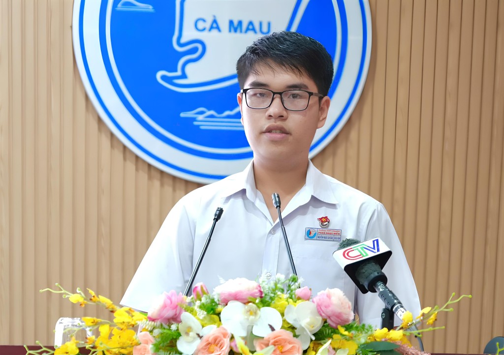 Thủ khoa Nguyễn Ngọc Gia Bảo phát biểu tại lễ tuyên dương.