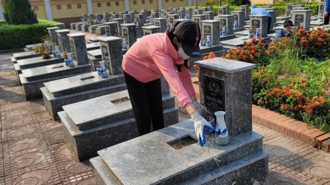 Nhân dân xã Hồng Vân dọn dẹp nghĩa trang, tri ân liệt sĩ