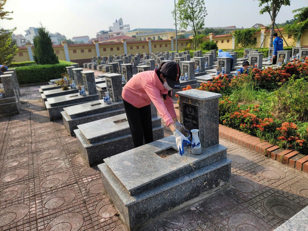 Nhân dân xã Hồng Vân dọn dẹp nghĩa trang liệt sỹ