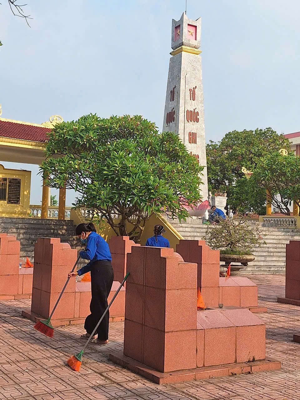 Nhân dân xã Hồng Vân dọn dẹp nghĩa trang, tri ân liệt sĩ