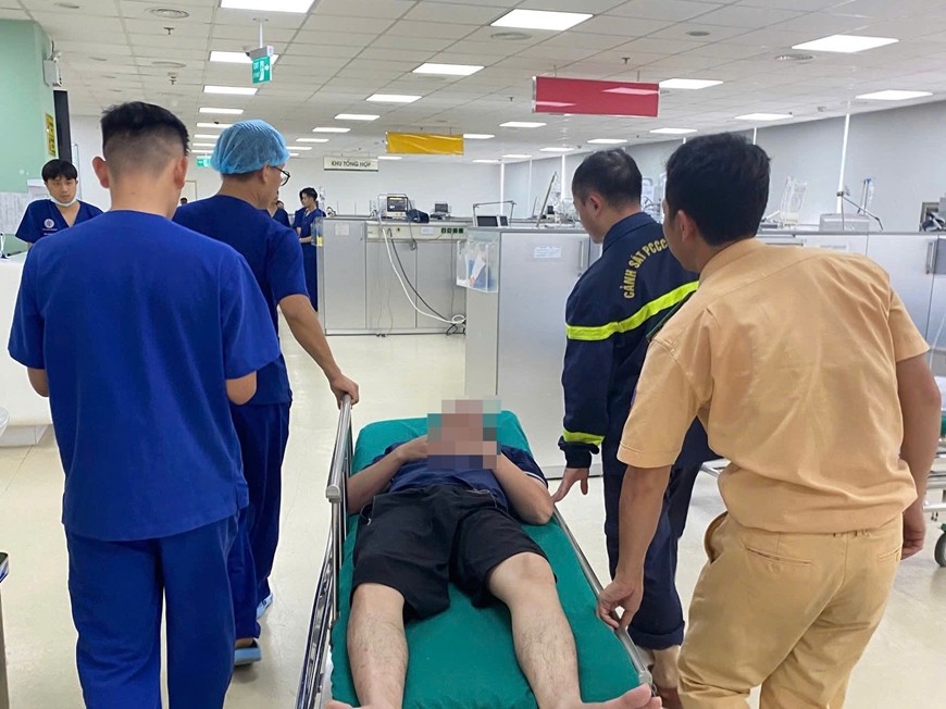 CSGT đường thủy cứu nam thanh niên gặp nạn dưới sông Hồng