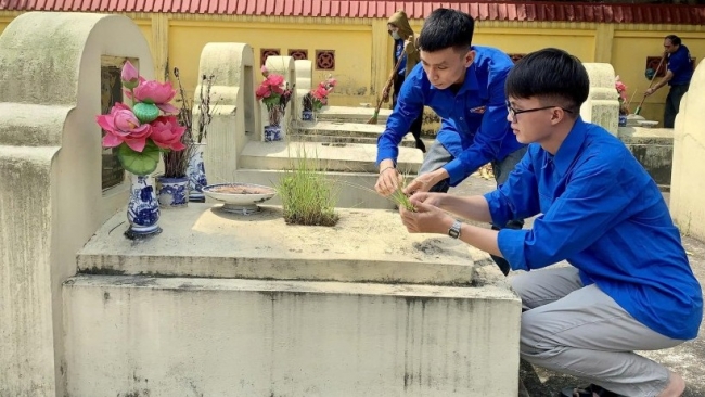 Tuổi trẻ xã Thượng Phúc tri ân các anh hùng liệt sỹ