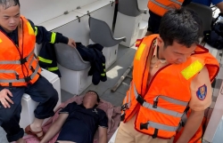 CSGT đường thủy cứu nam thanh niên gặp nạn dưới sông Hồng