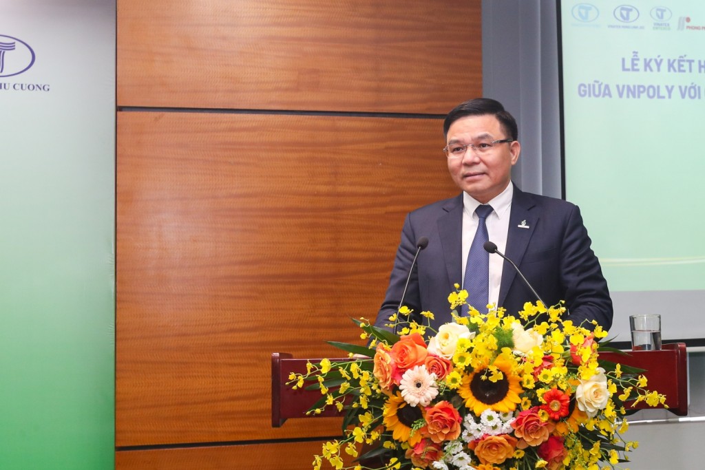 Chủ tịch HĐTV Petrovietnam Lê Mạnh Hùng: Sự hợp tác giữa VNPOLY và các đơn vị trực thuộc của VINATEX để cùng nâng cao khả năng cạnh tranh của các bên trên thị trường trong nước cũng như quốc tế.