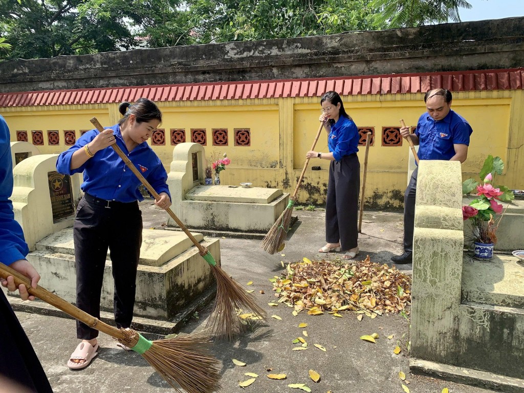 Tuổi trẻ Thượng Phúc ra quân dọn dẹp nghĩa trang liệt sỹ